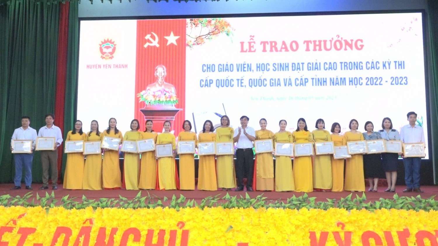 Yên Thành trao thưởng giáo viên và học sinh giỏi các cấp năm học 2022-2023